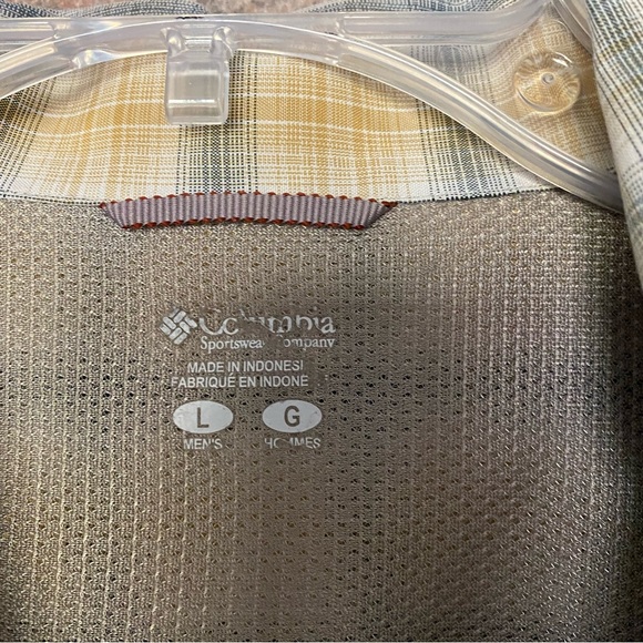 Mens Columbia plaid short sleeved shirt. - Picture 3 of 7